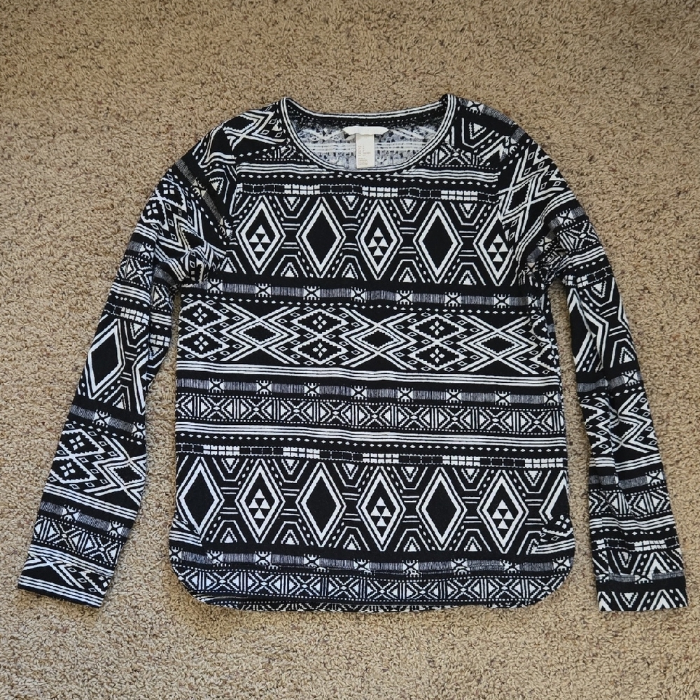 H&M Black and White Tribal Pattern Long Sleeve Casual Top